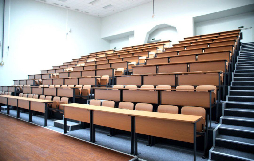 Преподавателя университета отправили в колонию за написание дипломов Центральный районный суд Хабаровска вынес приговор 38-летней преподавательнице, признанной виновной в получении взяток от студентов за написание выпускных работ, положительные отзывы и допуск к защите. "Преподаватель одного из высших учебных заведений г. Хабаровска получила от трех студентов 180 тыс. рублей в качестве взяток", — пишет telegram-канал дальневосточной транспортной прокуратуры. Преподавательница приговорена к 4,5 годам колонии общего режима, но исполнение наказания отсрочено до достижения ее ребенком 14 лет. Суд запретил ей заниматься преподавательской деятельностью на 4,5 года. Полученные взятки конфискованы в доход государства. Учителя пошли в бизнес? Медведев не об этом говорил? Нет? А о чём? #СоюзРодителейВместе Прислать новость Telegram YouTube Чат для общения: