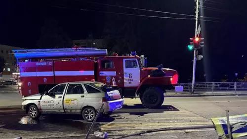 Вместо свадьбы похороны устроили в Уфе  Друзья и невеста погибшего в аварии таксиста рассказали о его планах на жизнь.  В ночь с 23 августа 2024 года, Владислав выполнял свои обязанности водителя такси в Уфе.  На перекрестке улицы Левитана его автомобиль — старенький «ВАЗ-12» — стал жертвой безрассудного поведения другого водителя.  На запрещающий сигнал светофора мчался внедорожник Ленд Ровер, который в итоге стал причиной страшной аварии. Мощный удар унес жизнь пассажира Владислава мгновенно.  Семья погибшего молодого человека была шокирована этой трагедией.  Много планов связывало их сына с девушкой Лилианой. Пара собиралась вступить в брак и только начинала строить совместное будущее — мечтали о новом жилье и ипотеке. — Владислав всегда был аккуратным водителем. Он знал, какую ответственность несет за своих пассажиров, — рассказывает девушка Лилиана.