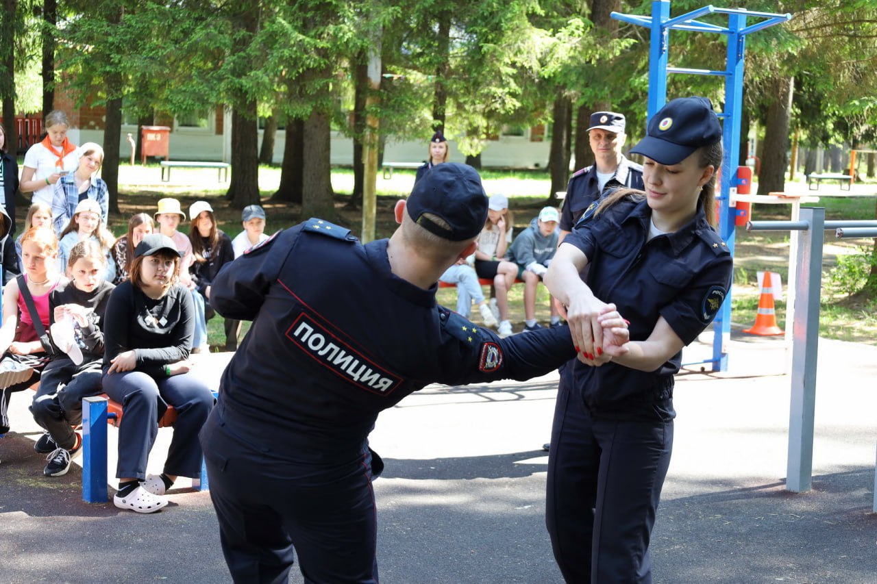 В Костромском районе полицейские познакомили со своей профессией воспитанников профильной смены «ЮИД». Мероприятие проходило на базе детского-оздоровительного лагеря имени Юрия Беленогова. Для ребят было организовано несколько тематических станций Специалисты кадрового подразделения познакомили подростков с требованиями, предъявляемыми к кандидатам на службу, вступительными испытаниями и ведомственных ВУЗах. А сотрудники следственного части и уголовного розыска ОМВД России по Костромскому району продемонстрировали, как происходит задержание и сопровождение лиц, преступивших закон. Неподдельный восторг у отдыхающих вызвало знакомство с кинологами, которые продемонстрировали навыки служебных собак, а также полицейскими из специального мотовзвода. Ребята поблагодарили полицейских за интересную познавательную встречу и знакомство с профессией Школьники дали обещание, что будут вести себя подобающим образом, а некоторые изъявили желание в будущем связать жизнь со службой в ОВД #мвд #кострома #госавтоинспекция