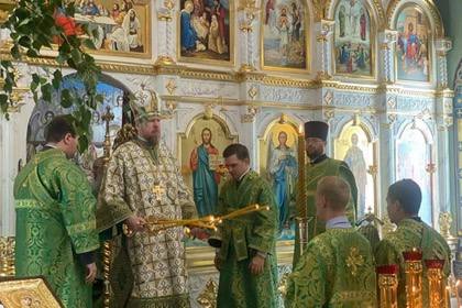 В Волновахе состоялось праздничное богослужение, приуроченное к престольному празднику в восстановленном храме. Его возглавил митрополит Донецкий и Мариупольский Владимир, который провел божественную литургию, собрав множество верующих под сводами церкви. Как сообщили представители местной власти, Свято-Духовский храм был разрушен в результате боевых действий, однако был восстановлен благодаря поддержке в рамках программы помощи округу. Теперь храм снова открыт для прихожан.