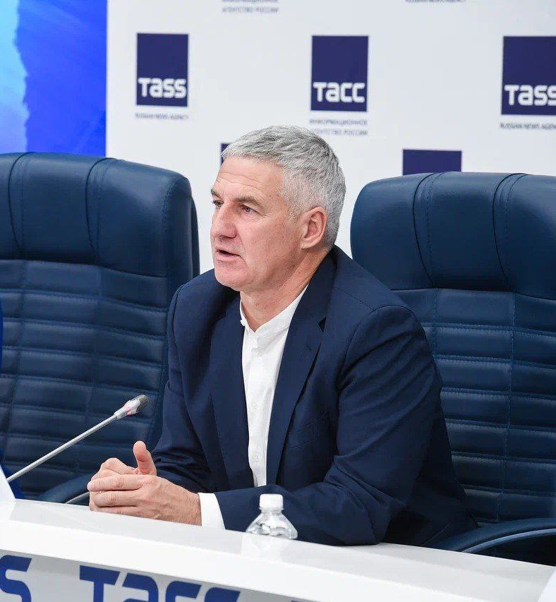 В Карелии алкомаркеты смогут получить кредиты на своё перепрофилирование Торговые точки смогут получить до 5 млн рублей Специализирующиеся на продаже алкоголя торговые точки в Карелии смогут получить льготные кредиты до 5 млн рублей на перепрофилирование Об этом сообщил ТАСС глава республики Артур Парфенчиков Сейчас мы уже подготовили и реализуем программы в региональном Фонде содействия кредитованию Мы льготные кредиты будем выдавать на перепрофилирование алкомаркетов на 5 млн рублей сказал он Ранее Дмитрий Данильев выступил с предложением усилить работу над введением антиалкогольных мер в Карелии в том числе путем снижения количества алкомаркетов в Республике за счет их перепрофилирования под продажу продуктов и услуг местного происхождения попутно развеяв три главных мифа По расчетам общественника снижение потребления алкоголя жителями Карелии всего на 15 18 способно принести в региональный бюджет более 20 млрд рублей дополнительных доходов за десять лет а так же переломить негативные тренды в демографии региона за счет сохранения десятков тысяч жизней сохранения и создания новых семей рождения детей  Глава Карелии Артур Парфенчиков в свою очередь призвал вводить ограничительные меры максимально аккуратно для того чтобы это не привело к закрытию продуктовых магазинов в малых населенных пунктах Этот аспект проблемы действительно требует дополнительной тщательной проработки а так же внедрения иных механизмов основанных на современных технологиях