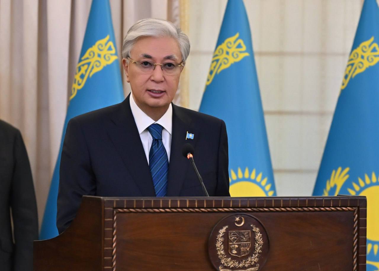 Президент Казахстана выступил перед СМИ по итогам переговоров с Премьер министром Пакистана Президент Касым Жомарт Токаев выступил с заявлением для прессы по итогам переговоров с Премьер министром Шахбаз Шариф Глава государства поблагодарил пакистанскую сторону за приглашение и теплый прием отметив что Пакистан является надежным и важным партнером Казахстана в Южной Азии и за ее пределами Он подчеркнул историческую значимость подписания Совместной декларации об установлении стратегического партнерства которая выводит двусторонние отношения на качественно новый уровень Экономика и торговля Президент отметил стремительный рост торгово экономического взаимодействия в 2024 году товарооборот между Казахстан и Пакистан вырос вдвое стороны поставили цель довести объем взаимной торговли до 1 млрд долларов в ближайшей перспективе договорились о создании благоприятных условий для бизнеса и расширении деловых связей Транспорт и логистика Особое внимание уделено развитию транспортной взаимосвязанности использованию портов Карачи и Гвадар развитию Транскаспийского транспортного коридора перспективам железнодорожного маршрута Казахстан Туркменистан Афганистан Пакистан Инвестиции и промышленность Президент пригласил пакистанские компании локализовать производства в Казахстане в том числе в сферах переработки сельхозпродукции фармацевтики производства строительных материалов Также достигнута договоренность о расширении сотрудничества в оборонной промышленности цифровизации и искусственном интеллекте Отдельно отмечен потенциал исламского финансирования и возможности МФЦА для пакистанских финансовых институтов Образование культура и спорт Стороны договорились продолжить сотрудничество в сфере науки и образования В Казахстане уже обучаются более тысячи пакистанских студентов В Исламабаде открыты центры имени аль Фараби Сатпаева и Яссауи Кроме того открыт казахско пакистанский спортивный комплекс Достық который станет площадкой для развития спорта и гуманитарных связей Международная повестка Главы делегаций обсудили региональные и глобальные вопросы подтвердив приверженность принципам Устава ООН и дипломатическому урегулированию конфликтов Подписан меморандум о совместном участии в миротворческих миссиях ООН В завершение Президент подчеркнул что визит открывает новую главу в истории казахско пакистанских отношений и подтвердил приглашение Премьер министру Пакистана посетить Казахстан с государственным визитом в текущем году Источник t me aqorda resmi