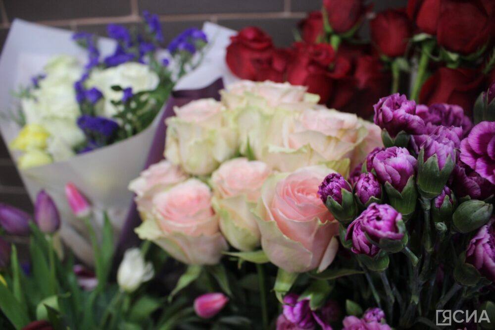 На 8 Марта в Якутске не будет автобусов со цветами С этого года в Якутске запрещено торговать цветами в автобусах За исполнением этого требования в дни весенних праздников будут следить специальные мобильные группы сообщили на общегородской планерке 9 февраля В группы контроля войдут сотрудники правоохранительных органов и представители административной комиссии Для обеспечения горожан цветами рассматривается предоставление предпринимателям временных мест для торговли в стационарных объектах в том числе в теплых автобусных остановках отметили в мэрии Напомним запрет на торговлю цветами в автобусах к 8 Марта в Якутске ввели после многочисленных жалоб Горожане были недовольны сокращением общественного транспорта а предприниматели указывали на недобросовестную конкуренцию Все новости Яестьновость Обсудить Читайте нас в MAX