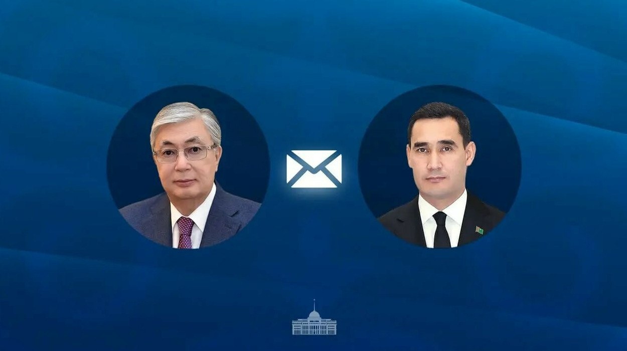 Токаев поздравил Туркменистан с Днём независимости Президент Казахстана Касым Жомарт Токаев направил поздравление лидеру Туркменистана Сердару Бердымухамедову и всему народу страны по случаю Дня независимости передает ArbatMedia В телеграмме глава государства отметил развитие сотрудничества между Казахстаном и Туркменистаном По его словам отношения наполняются новым содержанием и отражают дух стратегического партнёрства двух стран Токаев подчеркнул приверженность укреплению межгосударственных связей и пожелал президенту Туркменистана успехов в работе во имя благополучия и процветания братского народа Прислать новость