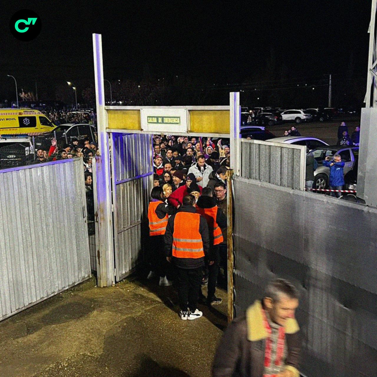 Матч Барселоны с Гвадалахарой в Кубке Испании перенесен на полчаса по соображениям безопасности из за огромных очередей перед стадионом в Гвадалахаре Ворота арены открыли с большой задержкой весь город хочет увидеть Ямаля Все рекорды сезона в приложении ГОЛ