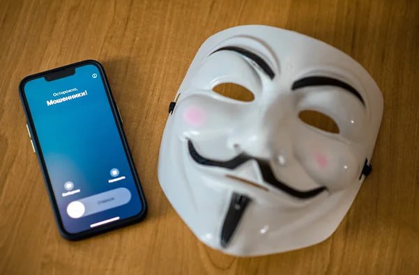 Билайн стал первым поставщиком мошеннического трафика во фрод рулетку Т Банка из большой четверки телеком операторов Один из крупнейших телеком операторов страны начал перенаправлять мошеннический трафик в первый в мире сервис который в режиме реального времени перехватывает звонки злоумышленников и переадресовывает на подготовленных пользователей Синергия Т Банка и Билайна поможет увеличить количество нейтрализованных мошеннических звонков Сервис стал доступен россиянам в конце ноября 2025 года За это время подключилось более 40 тыс пользователей которые приняли почти 1 млн мошеннических звонков Совокупное время в течение которого злоумышленников удерживали на линии составило около 5 тыс часов По оценке Т Банка это позволило предотвратить хищения на сумму свыше 74 млн руб Технологии