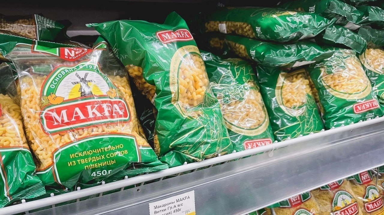 Активы Макфы и Арианта перешли под управление РСХБ Управление активами 26 января КУРС ДЕЛА У национализированных активов холдингов Макфа и Ариант изменился владелец Компании перешли от ООО Капитал к ООО РСХБ Управление активами Обе организации входят в структуру Россельхозбанка Это следует из данных сервиса Контур Фокус Новому собственнику были переданы ООО Просторы ООО Темп Автотех ООО Арком ООО Экспресс Карго ООО Мишкинский продукт ООО Мишкинский КХП ООО Рамкон ООО УК М Групп ООО Агрофирма Ариант ООО Эмитент консалтинг ООО Темп Интерсервис АО Арктика Сервис АО Новая Пятилетка и АО Первый хлебокомбинат За ООО Капитал сохранились ООО Агрофирма Южная ООО Кубань Вино и ООО ЦПИ Ариант При этом и Капитал и РСХБ Управление активами аффилированы со структурами Россельхозбанка В этой связи смену собственника участники рынка рассматривают как внутреннюю реструктуризацию активов Кроме того под полный контроль ООО РСХБ Управление активами перешел екатеринбургский хлебокомбинат Смак Предприятие было изъято в пользу государства в 2024 году в рамках национализации активов Макфы