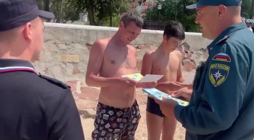 Полицейские и спасатели напомнили туристам в Бердянске правила безопасности на пляже Сотрудники полиции и МЧС провели профилактический рейд на пляжах Бердянска, распространяя памятки о безопасном поведении у воды, сообщила пресс-служба Главного управления МВД России по Запорожской области. В памятках указано, что купаться следует только в специально оборудованных местах, не оставлять детей без присмотра, использовать защитные средства жилеты, круги, нарукавники , не приближаться к лодкам, не купаться в шторм и в нетрезвом виде, не прыгать в воду с пирсов и не плавать в одиночку. Скриншот: Полиция Запорожской области , VK и ОК и читайте новости на нашем сайте