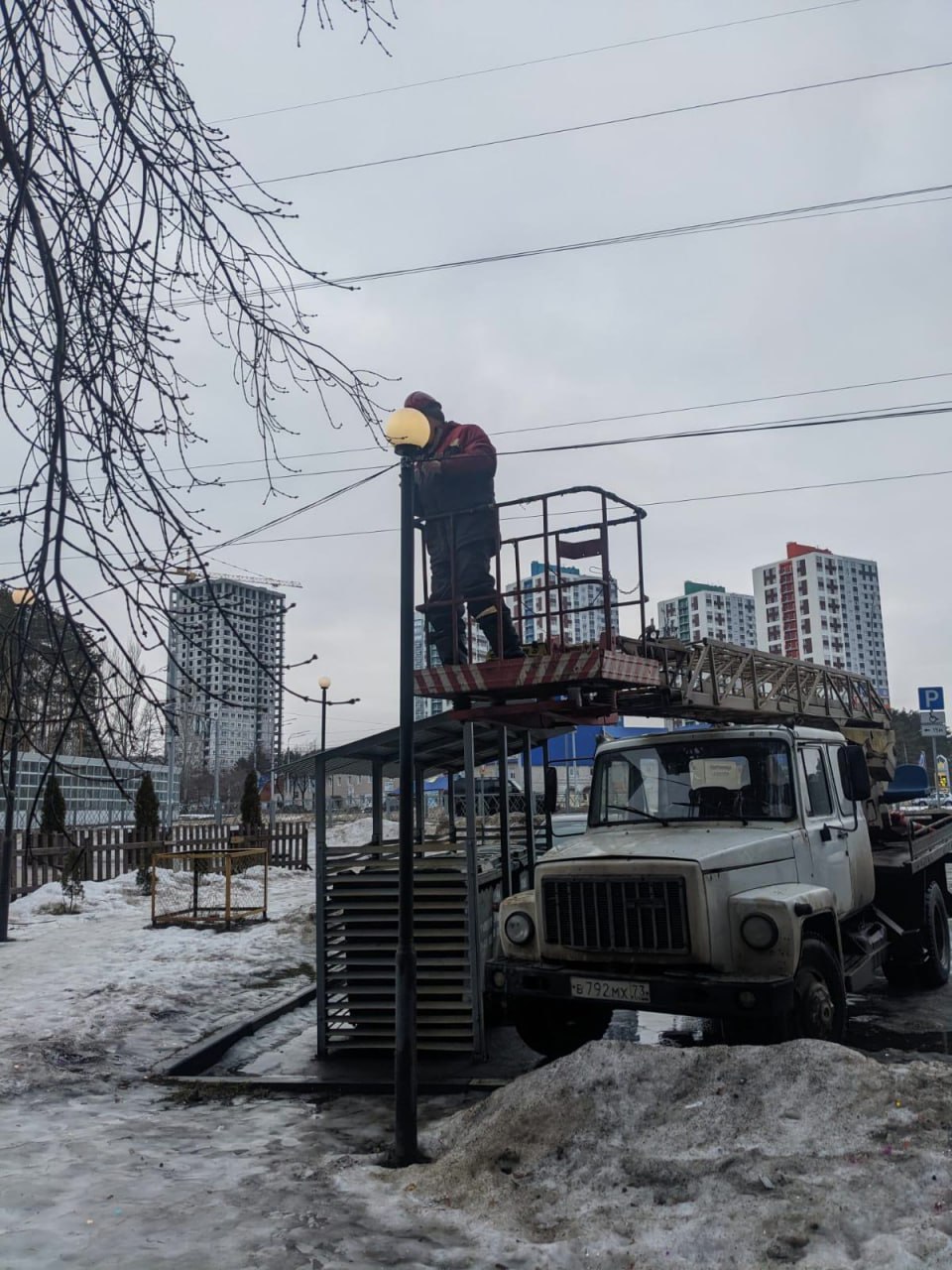 В Заволжском районе восстанавливают уличное освещение    В районе детского сада "Зеленая Планета" № 183 на бульваре Галушина, 2 обновлено освещение. Специалисты МБУ "Горсвет" установили 3 пролета СИПа взамен повреждённого подземного кабеля. В результате работ подключены 8 новых светильников.  Кроме того, на парковке возле парка 40-летия ВЛКСМ заменены лампы в торшерах.  #Горсвет #Освещение #ГородскаяИнфраструктура