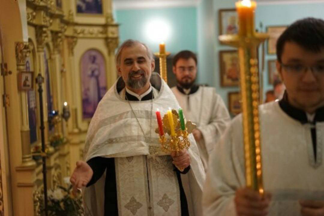 Священник призвал молиться за сотрудников РКН после замедления Telegram В Барнауле священник Иверского храма Александр Микушин предложил прихожанам помолиться за сотрудников Роскомнадзора и Минцифры после сообщений о замедлении Telegram Он отметил что мессенджер стал для многих не просто средством связи а пространством для молитвы и душевного разговора связующим звеном между человеком и Церковью По его словам в быстро меняющемся мире такие площадки помогают сохранять духовную связь В своём обращении священнослужитель попросил даровать чиновникам мудрость терпение и рассудительность NEWS VL в MAX прислать новость