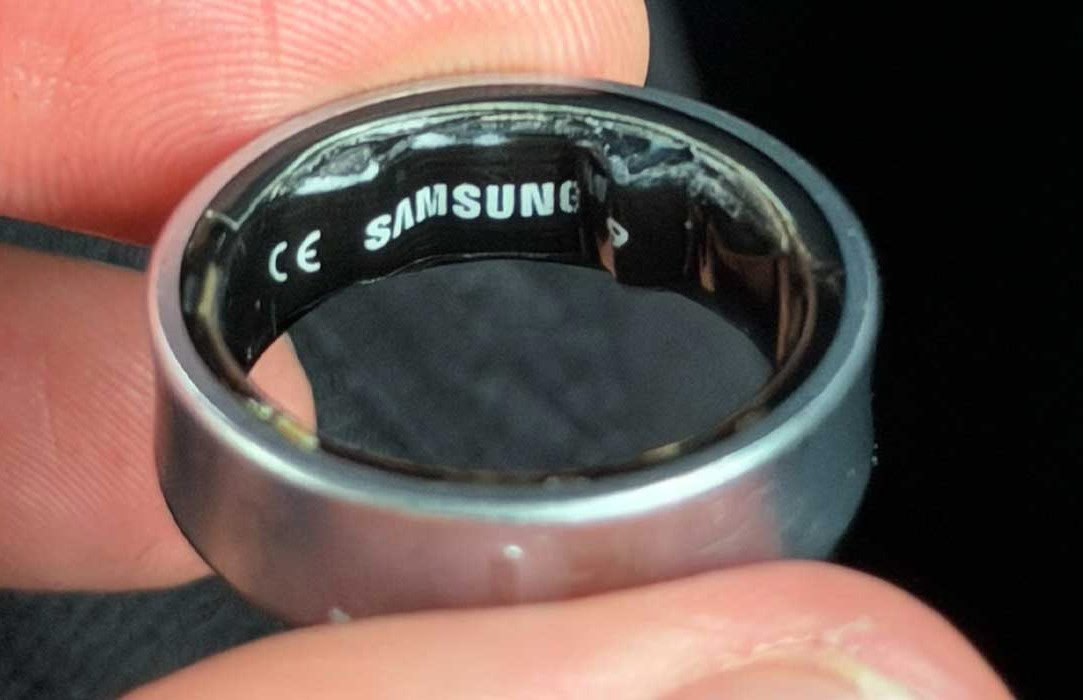 Умное кольцо может оставить вас без пальца Владелец умного кольца Samsung Galaxy Ring за 400 сообщил что во время путешествия батарея на гаджете раздулась и устройство вдавилось в фалангу пальца Пользователь не смог самостоятельно снять кольцо и обратился в лечебное учреждение где ему помогли медики Подобная проблема уже была замечена и у других пользователей Galaxy Ring News Soft Gear Links