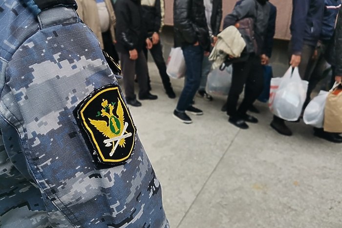 Из Свердловской области отправили назад тысячи нелегальных мигрантов которые приехали зарабатывать В 2025 году из Свердловской области на родину выдворили 2065 иностранных граждан которые незаконно находились на территории России Об этом сообщили в пресс службе управления Федеральной службы судебных приставов по региону Как уточнили в ведомстве с начала 2025 года судебные приставы организовали административное выдворение 2065 иностранцев нарушивших миграционное законодательство РФ Все они приехали в область с целью трудоустройства Нарушителей привлекли к ответственности по статье 18 8 КоАП РФ за несоблюдение правил въезда в Россию или режима пребывания Суд назначил им административные штрафы а до депортации иностранцы находились в центрах временного содержания иностранных граждан uralweb ru