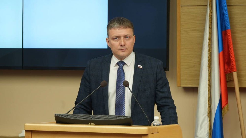 Депутаты Законодательного Собрания Иркутской области в два раза увеличили число граждан, которым ежегодно будут присваивать почетное звание «Заслуженный донор Иркутской области», с пяти до десяти человек. Решение было принято сегодня на сессии областного парламента под руководством председателя ЗС Александра Ведерникова.  Изменения в закон «О наградах Иркутской области и почетных званиях Иркутской области» были внесены по инициативе депутатов. Как рассказал один из авторов законопроекта, председатель комитета по здравоохранению и социальной защите Артем Лобков, звание почетного донора было присвоено только 15 гражданам. В базу доноров региона включено около 168 тыс. человек. Из них условиям областного закона о наградах полностью соответствуют 62 донора. Согласно данным Иркутской областной станции переливания крови, в ближайшие три года ещё 65 человек смогут претендовать на звание.    irzs.ru