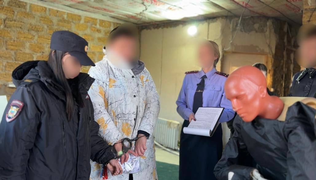 В Крыму будут судить женщину, которая убила камнем своего бывшего мужа Как сообщили в прокуратуре Крыма, в мае 2022 года обвиняемая вступила в конфликт с бывшим супругом на почве длительных неприязненных отношений в селе Заречное Симферопольского района. «Женщина нанесла потерпевшему не менее 3 ударов в область головы камнем, найденным на месте преступления, от полученных травм последний скончался. Желая избежать ответственности, обвиняемая со своим новым сожителем вывезла и закопала труп», — говорится в сообщении. После убийства обвиняемая также обналичила около 80 тысяч рублей с банковской карты погибшего. В преступлении она созналась своему сыну в марте текущего года, когда тот подал в полицию заявление о розыске отца. Фото: прокуратура РК Крым 24