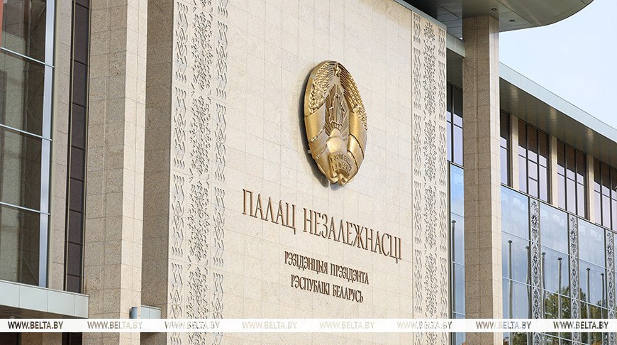 Указ антинаркотические меры усилены в Беларуси  Президент Беларуси Александр Лукашенко 13 ноября подписал указ 394 который предусматривает корректировку указа 269 от 29 августа 2023 года О мерах по противодействию несанкционированным платежным операциям Документ направлен на повышение эффективности противодействия незаконному обороту наркотических средств психотропных веществ их прекурсоров и аналогов Согласно указу Национальный банк организует информационное взаимодействие между правоохранительными органами и поставщиками платежных услуг по обмену информацией о платежных операциях связанных с незаконным оборотом наркотиков Обработка и передача информации о таких операциях осуществляется посредством автоматизированной системы обработки инцидентов Национального банка Следственному комитету и Министерству внутренних дел предоставлено право на приостановление расходных операций связанных с незаконным оборотом наркотиков на срок до 10 суток при наличии соответствующей информации Сайт TikTok VK Instagram YouTube ОК Стикерпак ВВ Чат бот