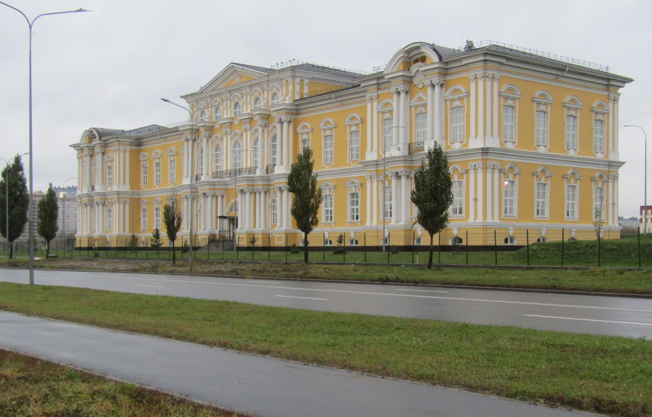 Протокол об ЛГБТ пропаганде составили на директора школы от которой требуют освободить здание Протокол на директора Кембриджской международной школы CIS Рима Хазибекова поступил в Выборгский суд Здание на Мебельной улице 11 от школы требует освободить строительная компания Арсенал Здание Вчера Арбитражный суд Северо Западного округа постановил что школа должна освободить здание в Приморском районе CIS ранее настаивала что договор аренды остается в силе Здание БЦ Приморский дворец было построено в 2013 году под офис компании Арсенал по подобию Воронцовского дворца Школа вместо школы Здание требует Технопарк Буран аффилированный с Арсеналом пишет Деловой Петербург Компания инициировала расторжение договора аренды с CIS еще в 2024 году В здании хотят разместить IT парк с профильной школой Протокол Рим Хазибеков пояснил Медиазоне что протокол составили из за поста в инстаграме опубликованного в 2018 году На конференции в Финляндии посвященной теме раздельного образования Хазибеков услышал доклад который вызвал у него недоумение и возмущение касающееся наличия по мнению спикера более двух гендеров Он разместил пост с информацией об услышанном не имея намерения ее распространения и тем более ее пропаганды Сейчас он удален Недоброжелатели По словам Хазибекова пост был использован недоброжелателями из компании Арсенал Публикация в инстаграме была упомянута в статье МК Санкт Петербург Заметка от 10 ноября рассказывала о письме собственника Технопарк Буран на имя главы Верховного суда России Игоря Краснова Авторы подозревают школу в коррупции полагают что в CIS могут находиться различные агенты иностранного влияния и находят за руководством школы турецко американский душок Хазибеков судя по соцсетям многодетный отец и мусульманин Я являюсь приверженцем традиционных семейных ценностей женат и имею троих малолетних детей заявил он Медиазоне Фото Germash19 CC BY 4 0 Подписывайтесь на Бумагу и предлагайте новости