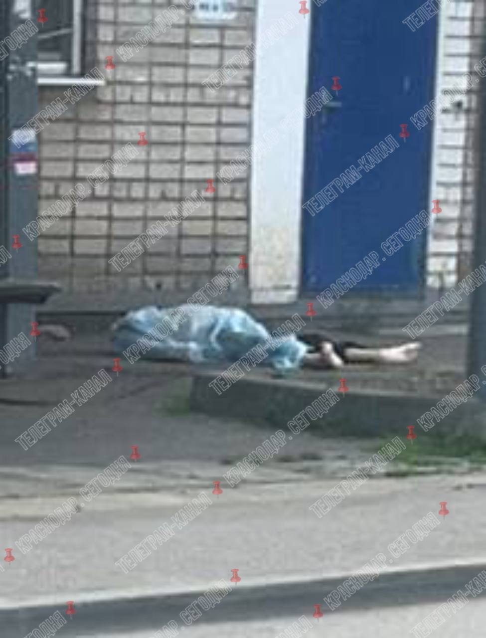 Восьмидесятилетний мужчина выпал из окна четвёртого этажа на Восточно-Куругликовской в Краснодаре. Пенсионер скончался на месте, скорая ещё не приехала. _____________________________ Есть интересная новость? Присылайте нам Краснодар Сегодня ПРИСЛАТЬ НОВОСТЬ