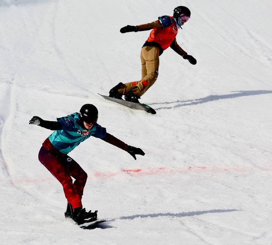 На Южном Урале дали старт горнолыжному сезону gubernia74 ru articles society 1137129 Сегодня 22 ноября в Челябинской области открыли горнолыжный сезон 2025 2026 К этому событию заранее подготовились популярные горнолыжные курорты региона Так на одной из площадок на старте сезона запустили новый шестиместный кресельный подъемник Пропускная способность подъемника составляет 2 8 тысячи человек в час скорость движения подъемника 5 метров в секунду Добраться до вершины горы можно всего за четыре минуты t me chgub