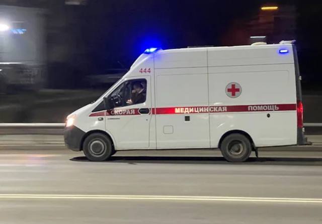 Гострудинспекция расследовала гибель 50 летнего работника ООО СК Спецстрой в результате падения в шахту лифта сообщает пресс служба ведомства 20 апреля на территории строящегося многоэтажного жилого дома на пересечении улиц Рудольфа Нуреева и Шайхзады Бабича в Уфе бригада армировала плиты перекрытия на 21 м этаже Во время работы бетонщик который подавал арматуру упал в лифтовую шахту с высоты более 57 м в подвал Пострадавший скончался на месте Фото Игорь Елисеев Коммерсантъ Подписывайтесь на Ъ Уфа Оставляйте бусты