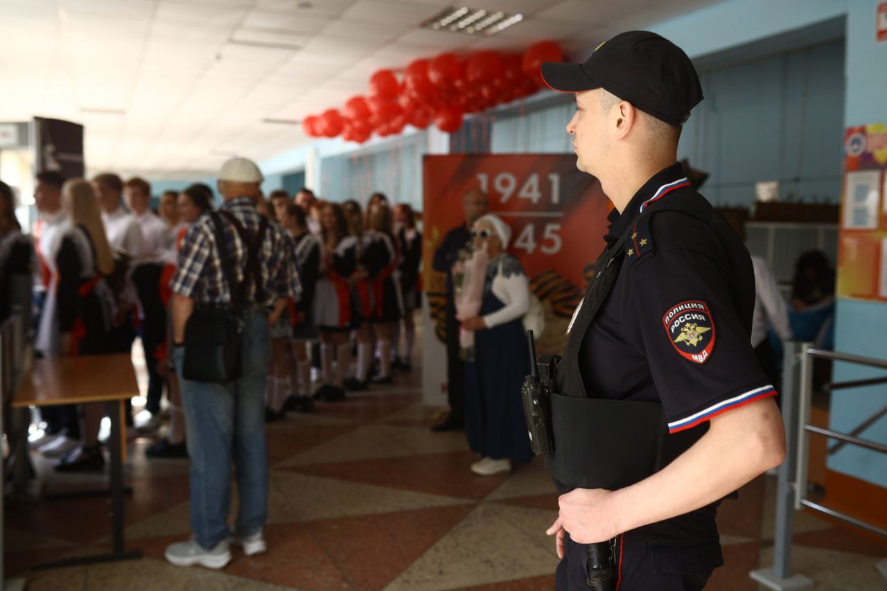 В Костромской области полицейские обеспечили безопасность выпускников и их родителей. Всего 24 мая последние звонки прозвенели в более чем 200 школах. Участниками мероприятий стали 9800 выпускников 9 и 11 классов, а также родители и педагоги. Безопасность школьников непосредственно при поведении последних звонков обеспечивали инспекторы ПДН, участковые уполномоченные, сотрудники Госавтоинспекции. Под присмотром стражей правопорядка выпускники были и за пределами официального праздника. Благодаря предпринятым мерам и слаженным действиям полицейских нарушений общественного порядка как со стороны выпускников, так и в отношении них не допущено #мвд #кострома #ооп