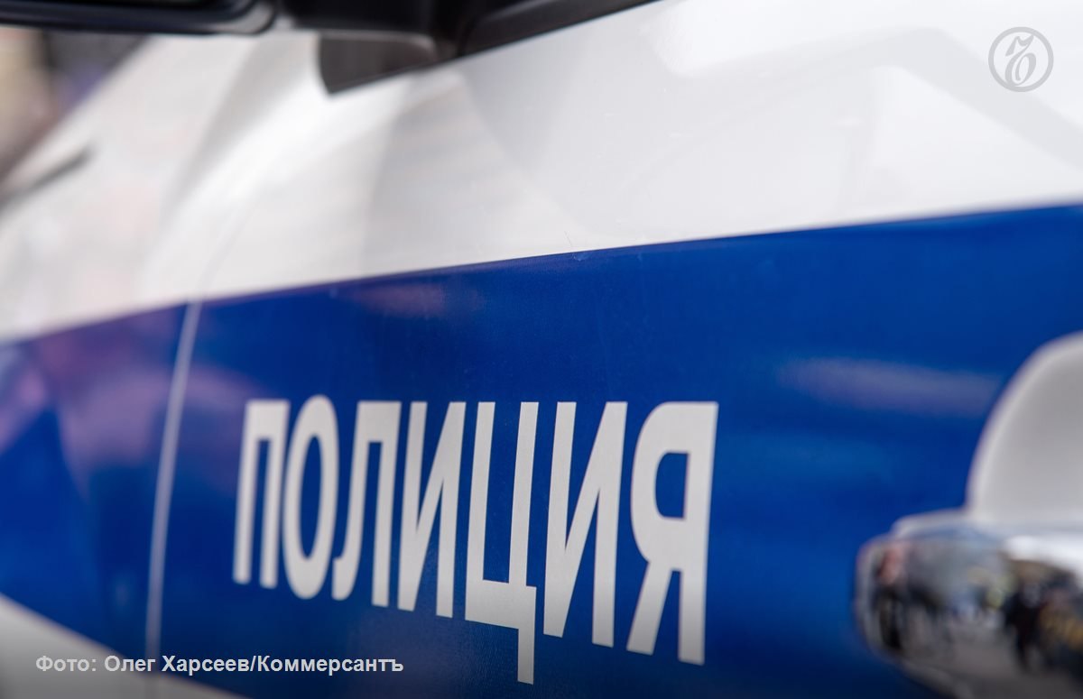 Помощник капитана сухогруза подвергся ограблению на Богословском кладбище Полиция разыскивает грабителей с Богословского кладбища Инцидент с приезжим произошел вечером в субботу 30 августа в Калининском районе Петербурга Как сообщили в региональном ГУ МВД накануне в 19 50 в правоохранительные органы обратился 35 летний помощник капитана сухогруза приехавший в Петербург из Калининградской области Он заявил что подвергся нападению на Богословском кладбище По словам потерпевшего на него напали четверо неизвестных и применив физическую силу отобрали 100 долларов США и 350 евро после чего скрылись Приметы нападавших заявитель не запомнил однако по его предположениям все они были несовершеннолетними За медицинской помощью мужчина обращаться не стал телефонограмм из медучреждений не поступало В настоящий момент решается вопрос о возбуждении уголовного дела Злоумышленников ищут отметили в полиции kommersant spb