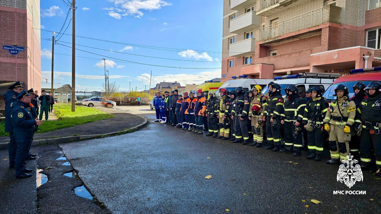 На Ставрополье пожарные провели учения в 16 этажке В Ставрополе прошли масштабные учения МЧС по тушению условного пожара в высотном жилом доме Огнеборцы отработали несколько способов подачи воды на кровлю 16 этажки В ходе учений спасатели десантировались с вертолета Ми 8 для эвакуации пострадавших статистов игравших роль жильцов С помощью специального снаряжения они помогли людям безопасно покинуть здание По итогам учений подтвержден высокий уровень подготовки и готовность подразделений МЧС к ликвидации реальных чрезвычайных ситуаций в условиях городской высотной застройки chp26rus