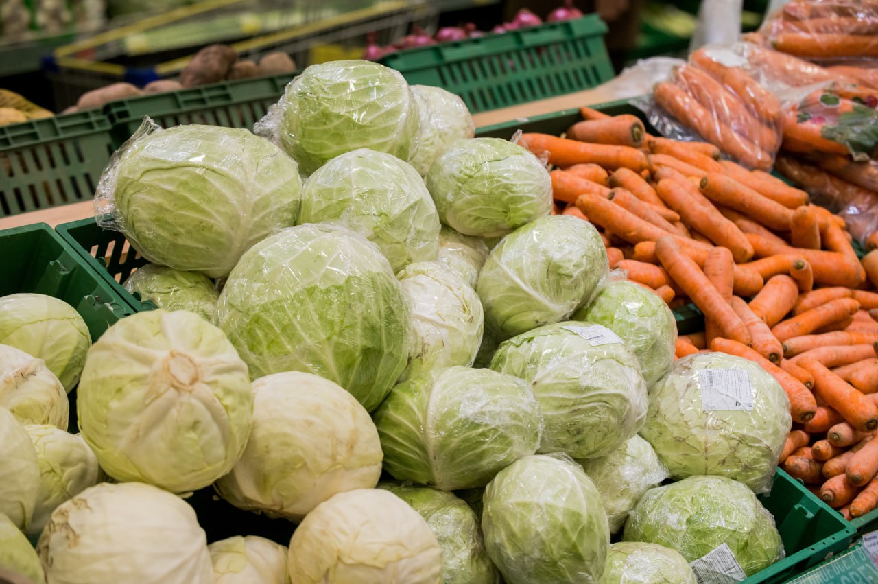 Овощи и колбаса оказались самыми подорожавшими продуктами в Петербурге Самыми подорожавшими продуктами в Петербурге и Ленобласти в период с января по март 2025 года оказалась плодоовощная продукция, колбасные изделия и рыба, следует из данных Петростата. Индекс потребительских цен с начала года в Северной столице и Ленобласти составил 102,9% и 103,5% соответственно. Этот же показатель в марте составил 101,0% в Петербурге и 101,1% и регионе. Непродовольственные товары в Петербурге выросли в стоимости на 0,4%, в области — на 0,8%. Сильнее всего подорожала обувь, моющие и чистящие средства, парфюмерно-косметическая продукция, галантерея, бумажно-беловые товары, печатные издания, медикаменты, бензин. Услуги в Северной столице оказались дороже областных 1,7% против 1,1% . Наибольший рост цен, кроме проезда в поездах дальнего следования, показали медицинские, бытовые, экскурсионные, а также услуги в сфере зарубежного туризма. Автор фото: Сергей Ермохин /"ДП"