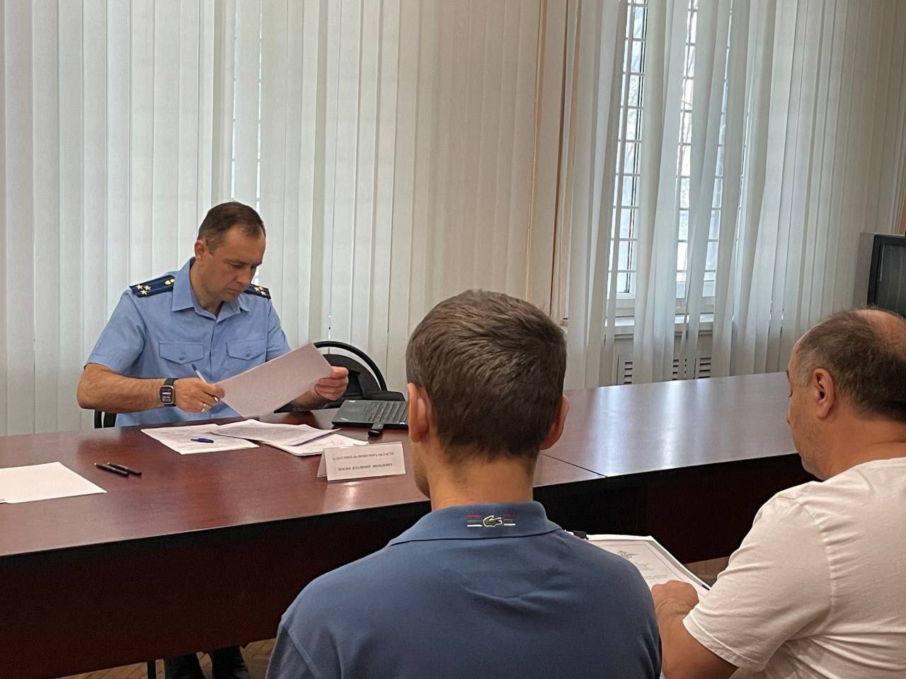 Заместитель прокурора Волгоградской области Владимир Мосин провел личный выездной прием граждан в прокуратуре Кировского района Волгограда. На прием обратилось свыше 30 заявителей. Граждан интересовали вопросы соблюдения законодательства об исполнительном производстве, пенсионного законодательства, проблемы благоустройства территорий общего пользования и сфера ЖКХ. Также заявители обжаловали действий сотрудников правоохранительных органов. Рассмотрение поступивших в ходе личного приема обращений взято заместителем прокурора региона на личный контроль.
