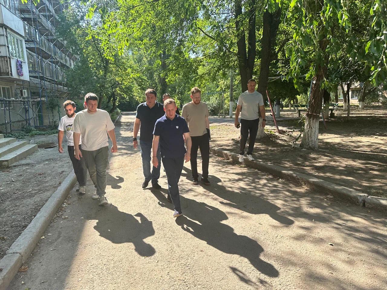 Жилой дом в Енакиево продолжают восстанавливать под чутким контролем Ленобласти Вице-губернатор региона-шефа Никола Циганов лично проверил ход ремонтных работ по дому на ул. Брайляна. Этот дом попал под присмотр губернатора региона-шефа Александра Дрозденко весной. Он поручил восстановить дом и привести в порядок территорию вокруг. На текущий момент в доме восстанавливают фасад и покраску. А в дальнейшем во дворе собираются установить современную детскую площадку. Подписаться Написать в бот