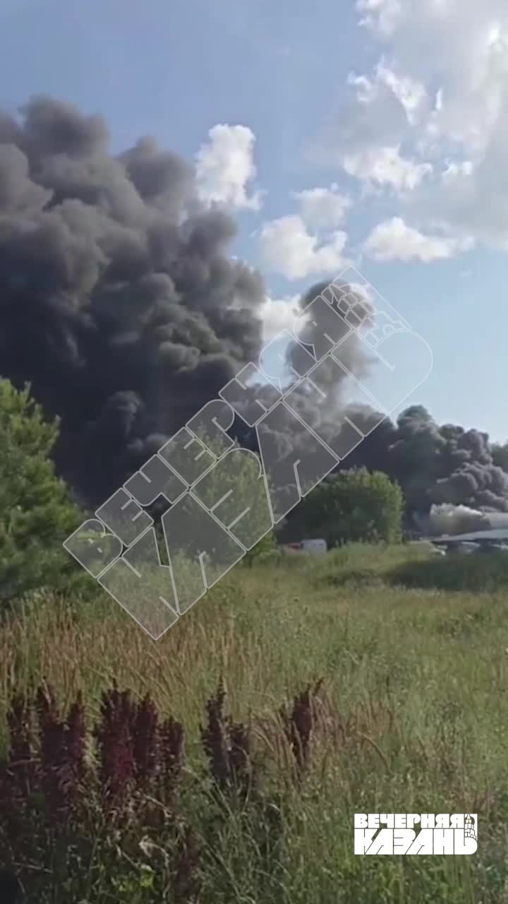 Пожар на производственной базе в Нижнекамске: горит нефтяной кокс