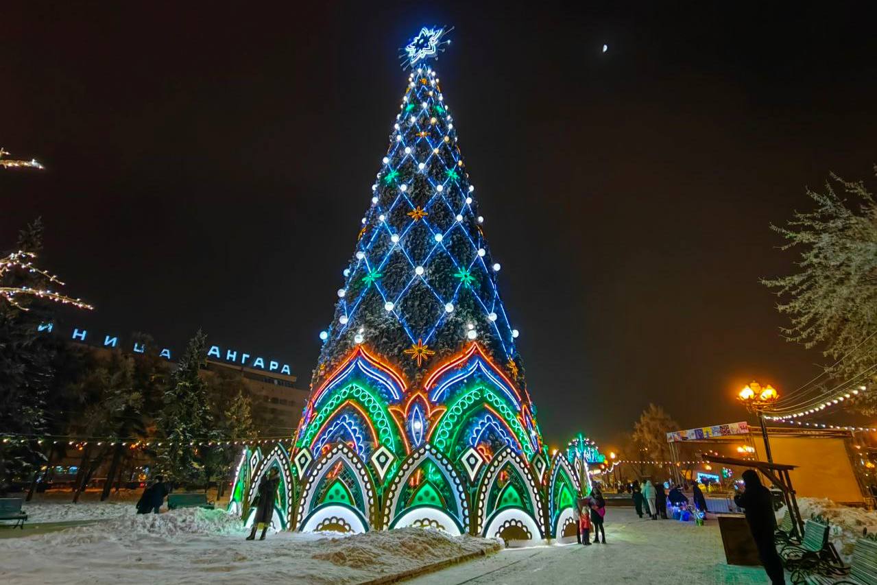 В Иркутске весь день 18 декабря бушевала непогода снег завалил улицы а сильный ветер с порывами до 20 метров в секунду сносил светофоры остановки опоры освещения а также покосил главную городскую елку в сквере Кирова Фотографии были опубликованы в сети КП Иркутск обратилась за комментарием в местную администрации Да ветер и правда вызвал небольшой крен конструкции Это сразу же заметили после чего приняли временные меры для обеспечения безопасности Каркас надежно укрепили рассказали в пресс службе Сегодня 19 декабря к 12 00 на площадку прибудет бригада которая полностью устранит все неполадки Работы завершат в кротчайшие сроки а это значит что открытие главной городской елки запланированное на 20 декабря состоится Фото КП Иркутск