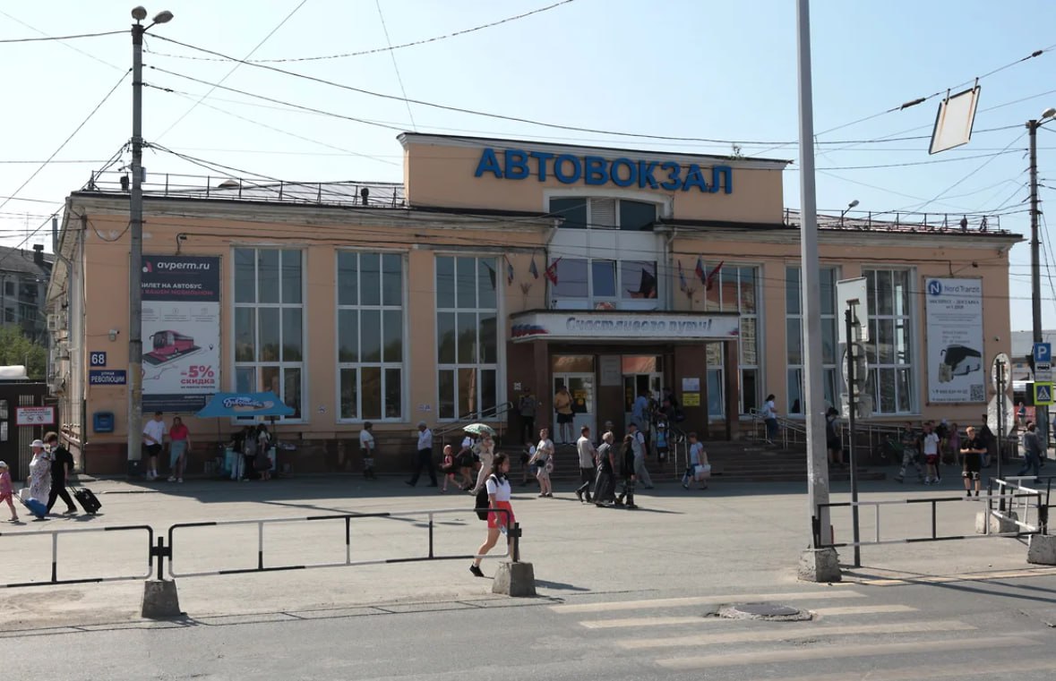 Власти планируют жилье на территории краевого автовокзала Краевые власти анонсировали планы комплексного развития территории автовокзала в центре Перми на ул Революции На участках около 10 га возведут жилье социнфраструктуру и коммерческие площади Победитель торгов на право реновации этой территории возьмет обязанность построить на шоссе Космонавтов возле ЖК Мир новый автовокзал По сведениям Ъ Прикамье основной претендент на КРТ ижевский девелопер Талан Перевозчик назвал новую локацию автовокзала интересной но отметил что междугородным пассажирам сложно будет до него добираться Власти считают будущий автовокзал дополнительным и по прежнему рассчитывают что основной терминал будет построен РЖД на Перми II
