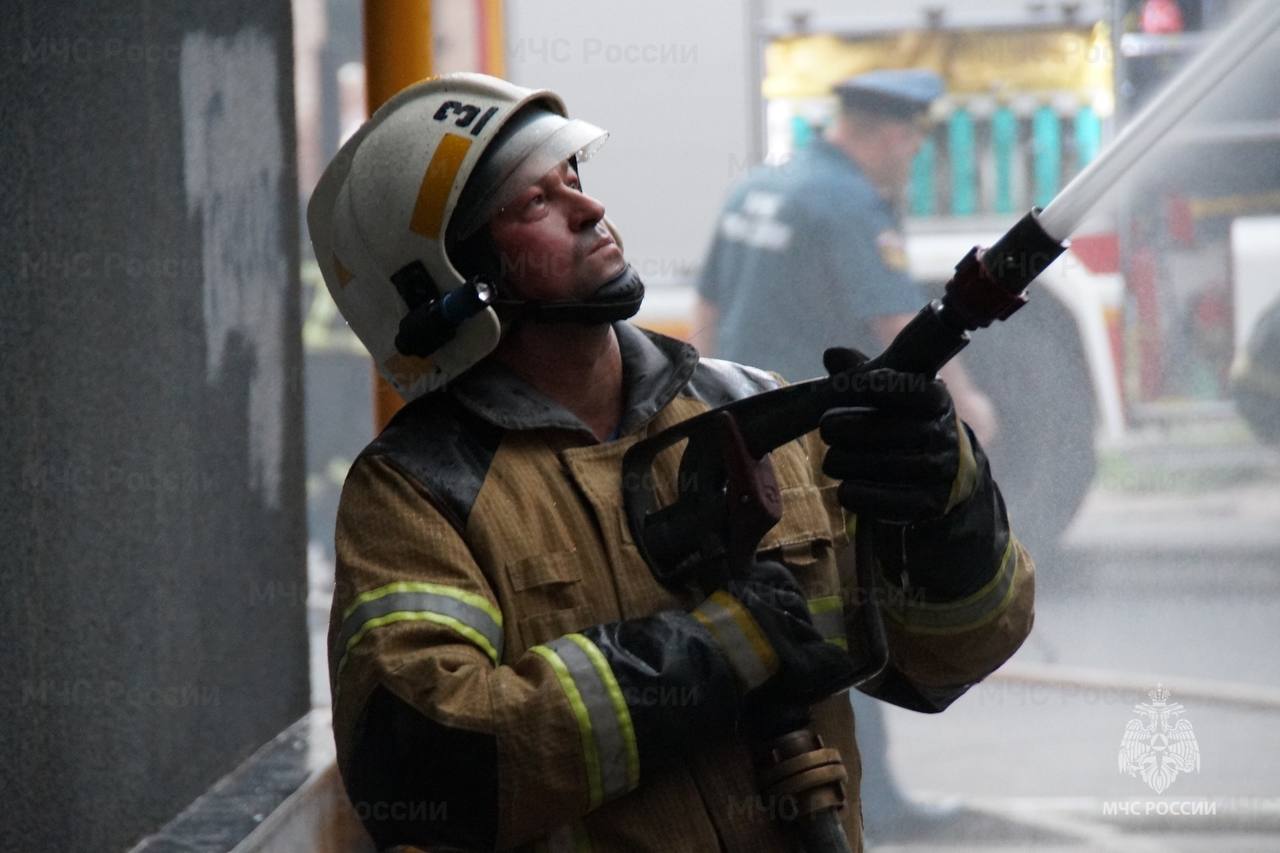 Об оперативной обстановке в регионе   За период с 11 по 18 ноября на территории Самарской области произошло 72 техногенных пожара. Погиб 1 человек.  17 ноября в поселке Ульяновец Шигонского района горел частный жилой дом на площади 70 квадратных метров. В результате пожара, к сожалению, погибла 55-летняя женщина. Для ликвидации огня привлекались 8 специалистов и 3 единицы техники. Дознавателям предстоит установить причину пожара.   На водных объектах области зарегистрировано 1 происшествие. Погиб 1 человек.  14 ноября спасателями Центра гражданской защиты города Тольятти проведены работы по извлечению тела утонувшего 84-летнего мужчины из пруда Александровский в населенном пункте Александровка Ставропольского района.  Сотрудники Центра ГИМС на территории области продолжают проводить профилактические мероприятия по информированию населения о правилах безопасного поведения в осенний – зимний период.   ВКонтакте    Одноклассники    Телеграм