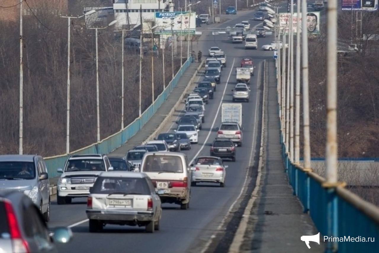 Трещина на Рудневском мосту Владивостока пока никому не угрожает мэрия Специалисты держат под контролем ситуацию с образовавшимся деформационным швом на Рудневском мосту Владивостока который заметили жители Владивостока назвав трещиной в которую может провалиться нога Сейчас движение по мосту не ограничивается сообщили корр ИА PrimaMedia в пресс службе администрации города Пока шов не представляет угрозы поэтому движение не ограничивается все работает в штатном режиме Ситуацию мониторят и при необходимости будут принимать решение рассказали в пресс службе В декабре 2025 года начальник управления дорог Дмитрий Долгий рассказал что уже разработана проектная документация строительства четырехполосного дублера Рудневского моста  Сейчас активно ведется работа с краевым министерством транспорта и федеральными органами власти чтобы привлечь финансирование Дмитрий Долгий предположил что строительные работы начнутся в 2028 2029 году и займут три года   PrimaMedia в       подпишись 18
