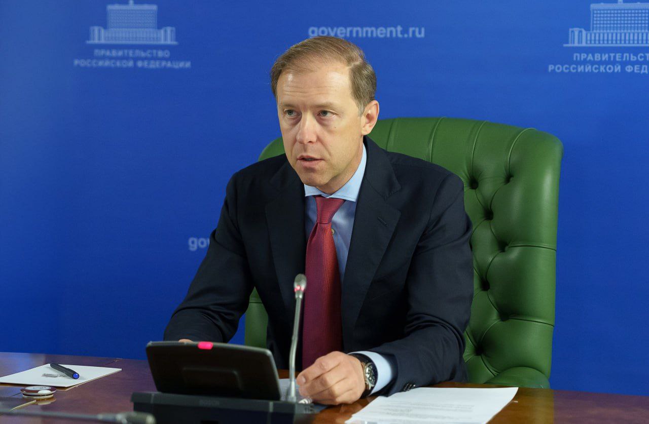 Денис Мантуров провел заседание наблюдательного совета Мурманского арктического университета Ключевым вопросом повестки заседания стало обсуждение мероприятий по улучшению инфраструктуры для обучения и проживания студентов. В частности, участники обсудили проект по строительству общежития филиала Мурманского арктического университета в городе Апатиты. Здание построят рядом с учебным корпусом и соединят с ним теплым переходом, что особенно важно для сурового климата Кольского Заполярья. Общежитие рассчитано на 200 студентов. Все проживающие будут размещены в комфортных двухместных комнатах. Это позволит решить проблему с жильем для иногородних учащихся филиала МАУ. Денис Мантуров отметил, что реализация проекта соответствует поручениям Президента по развитию арктических территорий. Инфраструктура филиала МАУ в Апатитах в ближайшие 3 года также дополнится 12 новыми лабораториями, которые будут оснащены современным оборудованием, а также подземным учебным полигоном, где студенты смогут оттачивать теоретические знания на практике в условиях реального производства. Кроме того, расширится и перечень специальностей, по которым вузом будет вестись подготовка специалистов. Оперативно о политике