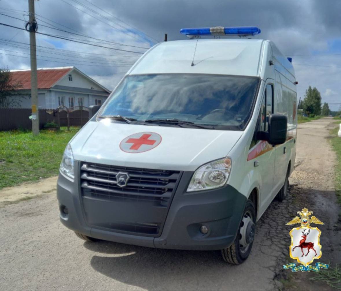 В Первомайске пьяный 60-летний мужчина угнал машину скорой помощи. На ней он эффектно решил появиться на свидании перед возлюбленной.  Горе-романтик заметил, что водитель скорой отвлекся и оставил ключи в замке зажигания, воспользовался ситуацией и угнал автомобиль. Однако медики быстро заметили пропажу и вызвали полицию, угонщика задержали.  Оказалось, мужчина уже был судим. На него завели уголовные дела за угон и за повторную езду в нетрезвом виде. Теперь ему грозит до пяти лет лишения свободы.  Фото: МВД по региону    Что еще случилось в Нижнем?