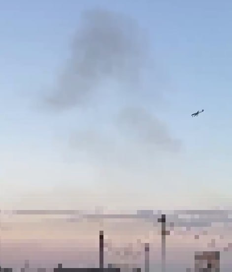Жители нескольких районов Ставрополя заметили пролетающие дроны  Горожане сообщают, что рано утром их разбудили звуки, похожие на полет БПЛА. Ставропольцы, проживающие на севере и юге краевой столицы, утверждают, что даже видели дроны в небе.  Напомним, в регионе действует режим беспилотной опасности. Необходимо отойти от окон и укрыться в комнатах с несущими стенами. Людям на улицах следует немедленно укрыться в ближайшем здании или в подземном переходе.  Отметим, что ВСУ пытается атаковать объекты в крае второй день подряд. Накануне вражеские дроны были сбиты над Невинномысском.    Обращаем внимание: не нужно снимать на камеру работу средств ПВО и РЭБ. По некоторым фото и видео недруги могут установить, где расположены защитные системы. От фиксации атакуемых объектов тоже призываем воздержаться.  Фото: пользователь Telegram Kavkaz     / Все наши каналы