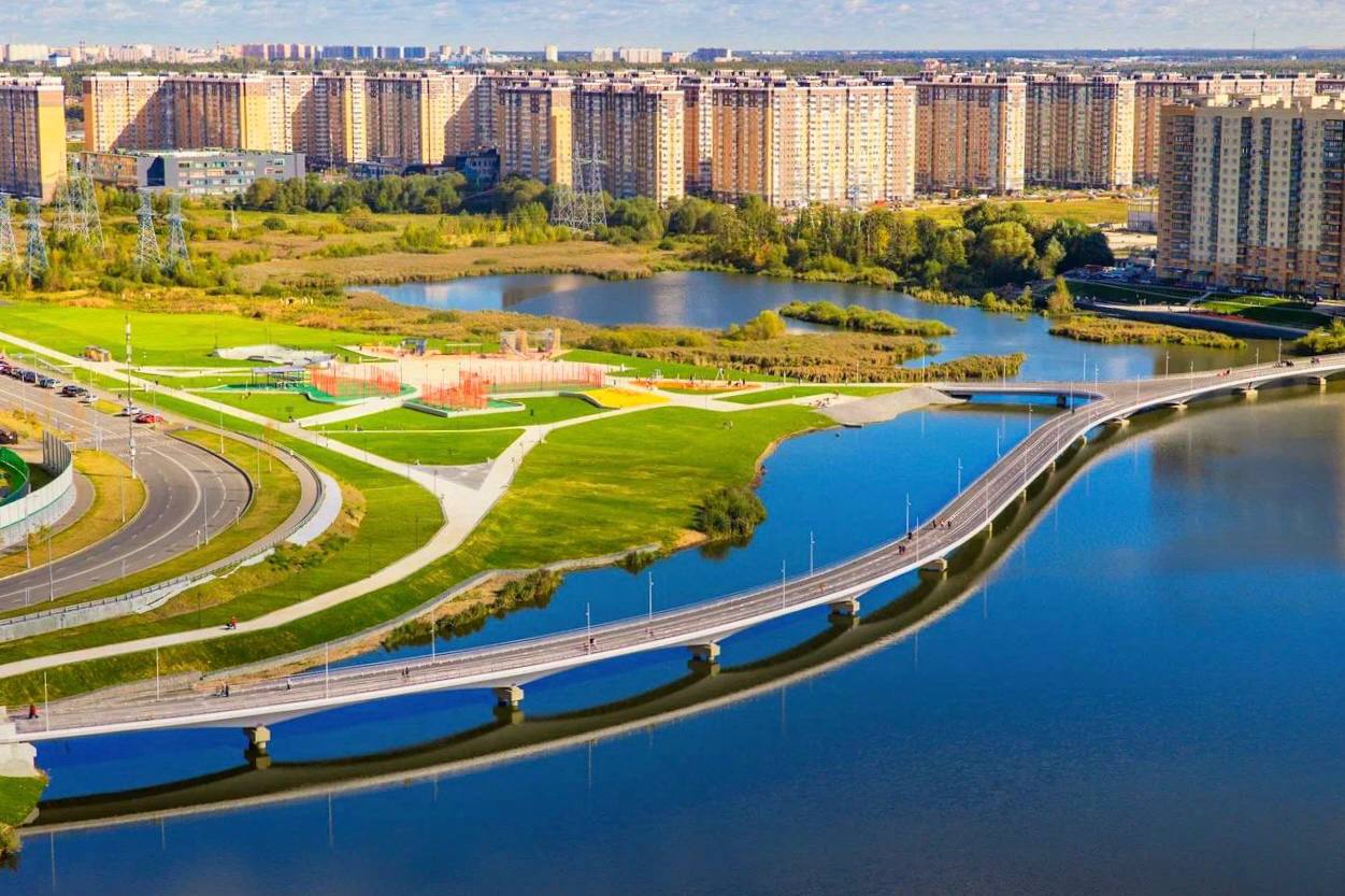 В Люберцах открыли парк и мост Дружба Длина моста почти 600 метров он оборудован подсветкой Благодаря ему путь из мкр Зенино до метро Некрасовка стал быстрее на 15 минут В новом парке есть множество развлечений детские и спортивные площадки смотровые платформы с видом на озеро зоны для пикника и отдыха амфитеатры деревянные настилы и шезлонги круговой маршрут для велосипедистов Такие проекты доказывают вместе мы делаем городскую среду удобнее красивее и по настоящему общей заявил губернатор Андрей Воробьев Радио 1 MAX Прислать новость Дарим книги от МИФ