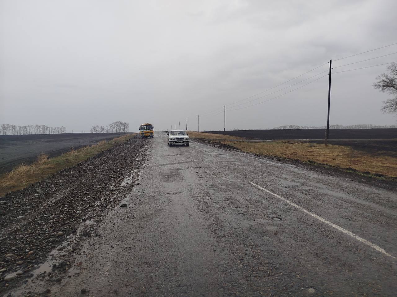 Продолжается обновление дороги к заказнику Лебединый в Советском районе В этом году отремонтировали участок трассы Советское Урожайное Шульгин Лог протяженностью более 2 км В 2026 году планируется обновить еще 5 км дороги и построить тротуары на участках где это необходимо для безопасности пешеходов Общая стоимость работ свыше 192 млн рублей Как отметили в региональном минтрансе эта дорога важна не только для жителей Советского района но и для туристов именно по ней едут к уникальному озеру Светлое куда на зиму прилетают лебеди ТОЛК ТОЛК в Мах