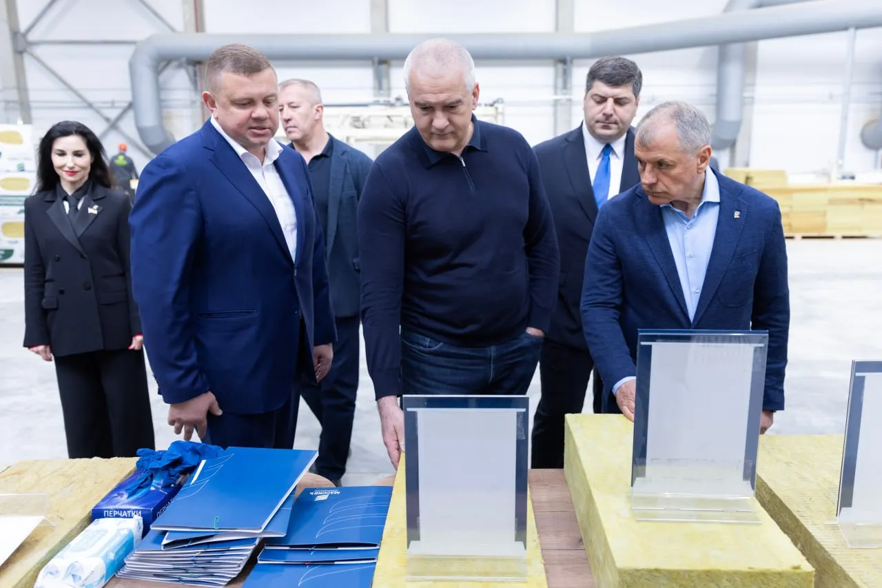 На новом производстве в Крыму будут производить минеральную вату и изделия из неё для гражданского и промышленного строительства Это одна из самых современных линий на юге России заявил глава РК Сергей Аксёнов Объём производства 30 тыс тонн теплозвукоизоляционных материалов что позволит полностью обеспечить потребности республики А в перспективе обеспечить качественной продукцией исторические регионы добавил он Решения принимаемые Президентом являются основой для реализации значимых проектов на территории нашего региона в самых различных сферах Уверен что этот процесс будет продолжаться обеспечивая дальнейшее социально экономическое развитие Крыма заявил глава республики Напомним в Крыму запустили производство базальтовой ваты На заводе создано 75 рабочих мест Аналогов данному производству в Крыму нет фото ТГ канал Сергея Аксёнова crimeainform Наши каналы ВК МАКС