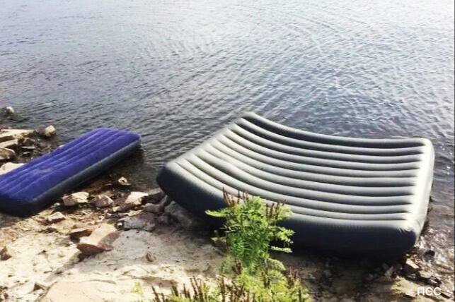 На матрасе чуть не уплыл в неизвестность: спасли на водохранилище под Иркутском. На Иркутском водохранилище у Мельничной Пади спасатели вытащили 28-летнего мужчину, которого унесло на надувном матрасе. Он отплыл слишком далеко и понял, что сам уже не вернётся. Позвонили в экстренные службы — спасатели быстро добрались до точки и вытащили его обратно на берег. Подписаться Прислать новость