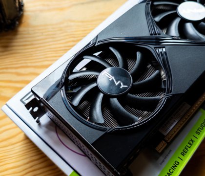 В Японии наблюдается дефицит RTX 5060 Ti 16 ГБ и более мощных видеокарт серии NVIDIA Blackwell THG В Японии начался дефицит видеокарт NVIDIA текущего поколения Об этом сообщает портал Tom s Hardware со ссылкой на местное издание ITmedia Журналисты последнего пообщались с представителями различных розничных магазинов в Акихабаре и выяснили что все продавцы испытывают проблемы с поставками большинства графических ускорителей линейки RTX 50