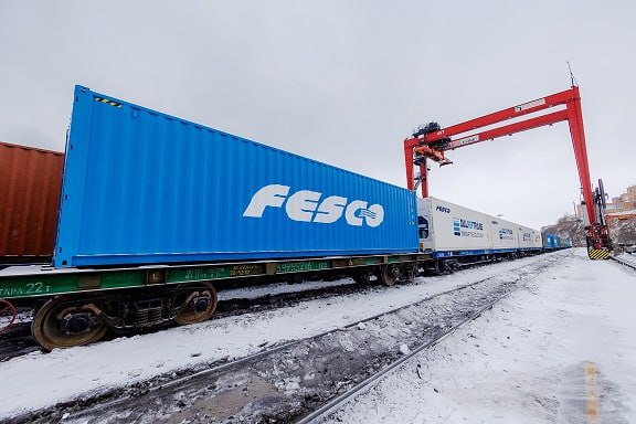 FESCO обновила рекорд по железнодорожным отправкам контейнеров из ВМТП Об этом сообщает пресс служба группы С 9 по 15 февраля из ВМТП было отправлено 6767 TEU в составе 45 контейнерных поездов Это на 62 TEU больше предыдущего недельного максимума достигнутого в августе 2024 года Также было отправлено три поезда с рефрижераторными контейнерами оператором которых выступает дочерняя компания Дальрефтранс отвечающая в FESCO за транспортировку скоропортящихся и режимных грузов В этих составах на запад России перевозятся азиатские фрукты морепродукты косметика и другая продукция требующая особого температурного режима Кроме того благодаря совместной работе с РЖД FESCO увеличила провозную емкость отправив из ВМТП по итогам прошлой недели пять сдвоенных контейнерных поездов длиной до 142 условных вагона