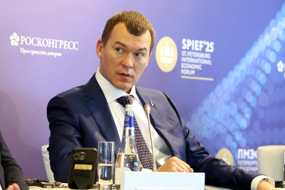 Дегтярев привел в пример РПЛ практику потолка зарплат в хоккее Министр отметил, что лимит на легионеров планируется ужесточить до 10 таких игроков в заявке и пяти на поле. «Это позиция политическая, она не пересматривается, обсуждается только горизонт и плавность, чтобы учесть контрактные обязательства ряда клубов», — сказал Михаил Дегтярев. Дегтярев указал, что «некоторые договорились до того, что наши российские футболисты из-за ужесточения лимита будут требовать больше зарплаты», но сам он не видит для этого оснований и привел в пример потолок зарплат в КХЛ. «Есть объем средств у тебя на год — вот и распределяй: этого ты можешь дорогого взять, это подешевле. <...> Если у вас, конечно, бюджет неограничен и вам нужно освоить денежки вместе с агентами, все поделить, расписать — пожалуйста», — сказал министр. Global Look Press Подписаться на «РБК Спорт»