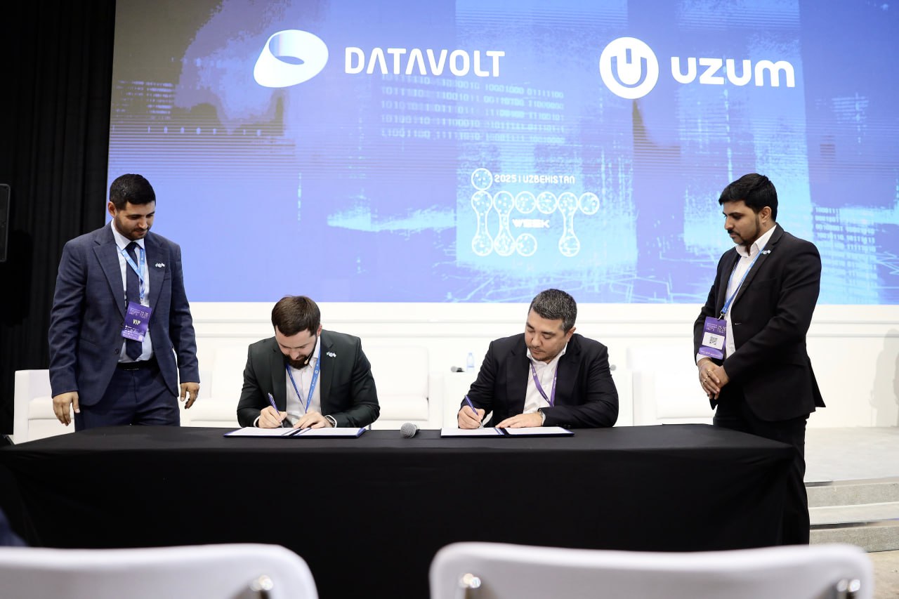 Uzum и DataVolt объединяют усилия для развития IT инфраструктуры в Узбекистане Национальная цифровая экосистема Uzum и глобальный разработчик устойчивой передовой цифровой инфраструктуры DataVolt подписали меморандум о стратегическом партнерстве Сотрудничество направлено на развитие цифровой инфраструктуры Узбекистана и создание условий для масштабирования облачных сервисов Сотрудничество станет важным шагом в развитии цифровой инфраструктуры Узбекистана и создании условий для масштабирования облачных сервисов Uzum активно развивает собственную IT инфраструктуру в Узбекистане а благодаря партнерству получит дополнительные мощности для дальнейшего масштабирования сервисов Развитие локальной цифровой инфраструктуры ключ к ускорению цифровизации экономики Узбекистана и укреплению позиций нашей страны как регионального IT хаба Нас с DataVolt объединяет не только вера в потенциал страны но и готовность инвестировать в необходимый для этого потенциала фундамент людей железо сервисы говорит Джасур Джумаев основатель и CEO экосистемы Uzum Наше партнёрство с Uzum является важной вехой на пути DataVolt к содействию цифровой трансформации Узбекистана Объединив лидерство Uzum на рынке цифровых сервисов с экспертизой DataVolt в создании устойчивой цифровой инфраструктуры мы закладываем основу для мирового уровня облачных и AI решений в стране Мы рады сотрудничать с Uzum чтобы ускорить рост цифровой экономики Узбекистана Анил Виджаячандран старший вице президент DataVolt Компании также планируют реализовать совместные проекты и инициативы которые подчеркнут значение локальной цифровой инфраструктуры и наглядно продемонстрируют как облачные технологии способны повысить эффективность бизнеса и государственных организаций DataVolt разработчик владелец и оператор центров обработки данных интегрирующий специализированные высокодоступные решения возобновляемой энергетической инфраструктуры и зеленое топливо с большим акцентом на инновации устойчивость и масштабируемость Штаб квартира находится в Саудовской Аравии в настоящее время офисы расположены в США Узбекистане Индии и ОАЭ DataVolt имеет сильные глобальные амбиции охватывающие Ближний Восток Африку и Азию www data volt com Uzum узбекистанская цифровая экосистема объединяющая fintech e commerce и банковские сервисы для физических лиц и малого и среднего бизнеса маркетплейс сервис экспресс доставки классический и цифровой банки BNPL сервис платформу для покупки автомобилей а также приложение для предпринимателей Ежемесячно сервисами Uzum пользуются более 17 миллионов жителей Узбекистана Telegram Facebook Instagram LinkedIn