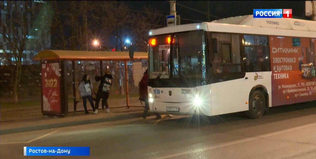 Размещать рекламу на окнах общественного транспорта Ростова больше не будут. Об этом сообщил глава города Александр Скрябин. Уже разработали новые стандарты по расклейке объявлений внутри салонов автобусов. Также в общественном транспорте предложили размещать QR-коды, перейдя по которым пассажиры могут сообщить о нарушениях, которые произошли во время поездки, а ответственные лица - оперативно отреагировать на эту информацию. Подписаться Прислать новость