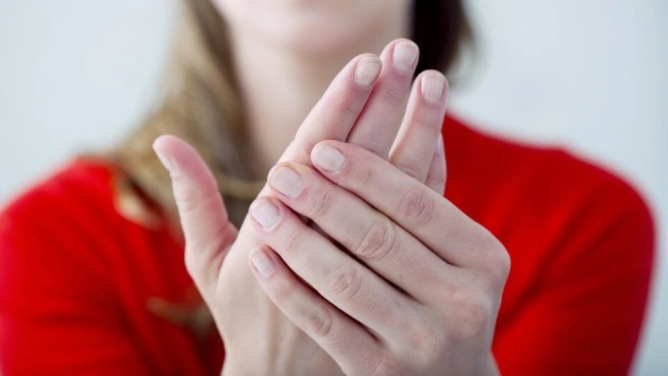 Хабаровчанка откусила палец незнакомке в драке Девушки отдыхали в кафе когда между ними вспыхнул конфликт Ранее между собой они знакомы не были Ссора переросла в драку в ходе которой одна из оппоненток откусила другой фалангу среднего пальца Восстановить палец 34 летней пострадавшей не удалось теперь на месте фаланги у нее специальная пластина Нападавшей предъявлено обвинение в умышленном причинении легкого вреда здоровью Уголовное дело направлено в суд Будь в курсе событий везде ОК VK MAX