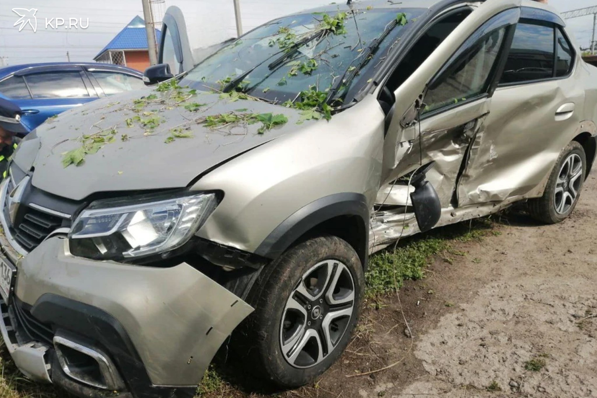 Двое человек попали в больницу после столкновения иномарок в Воронежской области По предварительным данным, вчера, 11 мая, у дома № 156 по улице Вокзальной в селе Подгорное столкнулись «Рено Логан» и «Мазда 6». Об этом сообщает пресс-служба ГУ МВД России по Воронежской области. ДТП, произошедшее примерно в 14:00, спровоцировал 63-летний водитель «Рено». Пенсионер совершал поворот налево с полосы, предназначенной для движения направо, чем создал помеху «Мазде» под управлением 22-летней местной жительницы. В результате аварии обоих водителей с телесными повреждениями различной степени тяжести на «скорой» увезли в больницу.