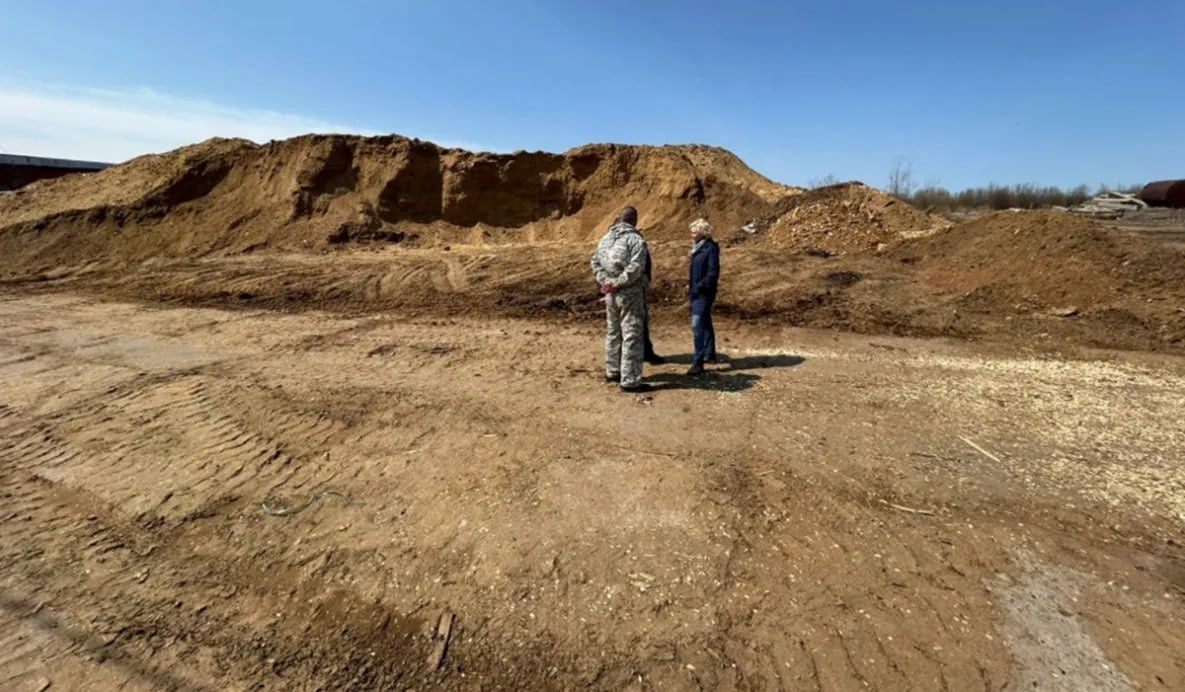 В Хабаровском крае фирма захламила территорию отходами В селе Лидога Нанайского района лесозаготовительное предприятие захламило опилками и обрезками окружающую территорию. Объем отходов составил 17 тысяч кубометров. Суд вынес решение о том, что виновники должны очистить территорию в течение двух лет, а также выплатить штраф 502 тысяч рублей. Сейчас уже ликвидировано более 7,5 тысяч кубометров отходов. Полностью незаконное складирование должно быть устранено к маю 2026 года. Для утилизации опилок и обрезков компания выбрала метод вторичного производства – переработку отходов в топливные пеллеты, это наиболее оптимальный способ, чем обычное захоронение остатков древесины.
