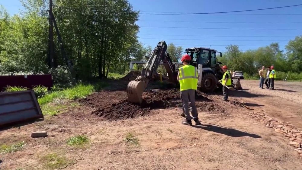 МУП «Водоканал» завершает благоустройство после строительства нового водопровода в пос. Ганино по . Восстанавливаются покрытия, засеваются газоны, устраняются провалы. Все работы завершат к середине июня. Новая система обеспечит надёжное водоснабжение и повысит эффективность пожаротушения.